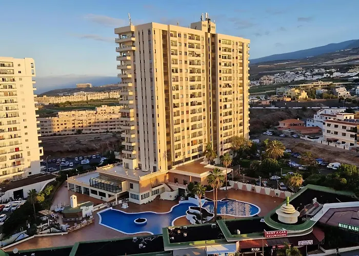 Skyline View - Free Private Parking Including & Guest Bonus Daire *