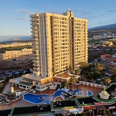 Skyline View - Free Private Parking Including & Guest Bonus Apartment *