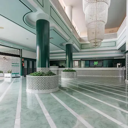 Skyline View Apartment - Free Private Parking High Speed Wi-Fi *